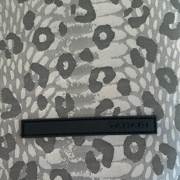 Tahari Hobo Pewter Leopard Tote Bag New With Tags Red Interior Padded Strap - Picture 5 of 12